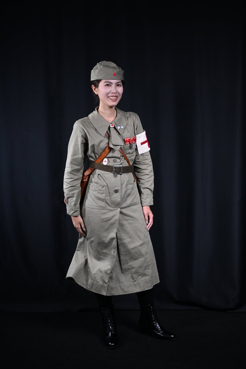 日本赤十字従軍看護婦 南方の前線において、女救護員は夏衣を着用。