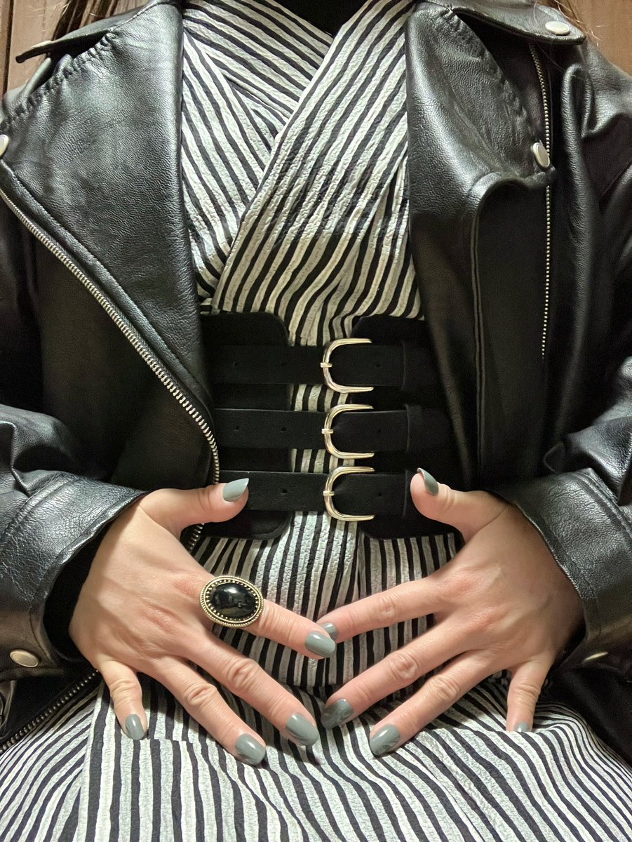 1031_meat_623's tweet photo. これは毎年恒例になりつつある専門時代の仲良し達と同窓会件忘年会でのコーデ
毎年この会はサラッと普段着和洋ミックスを心がけてます
NBCのジャックみのある長着を着たかったんですが、毎回この長着のサイズが大きい事を忘れていて着付けがガタるのが改善点です😂 https://t.co/6HABN5ucXL