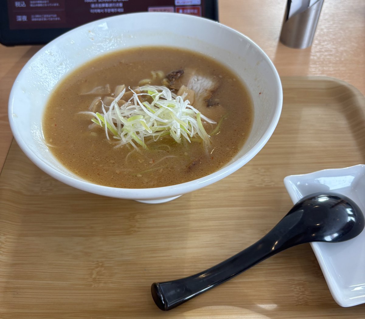 patchon28's tweet photo. 2025
〆のラーメン

前から食べたかったこれ。

希少価値MAXの…

すき家の味噌ラーメン

北海道では美唄だけ？

これは美味しい！

普通に美味しい！

いや、普通だ。

先日、麺鍾馗の味噌ラーメン食べたせいか物足りないw

貴重な体験��できたからいいか https://t.co/0FnI01Ctxa