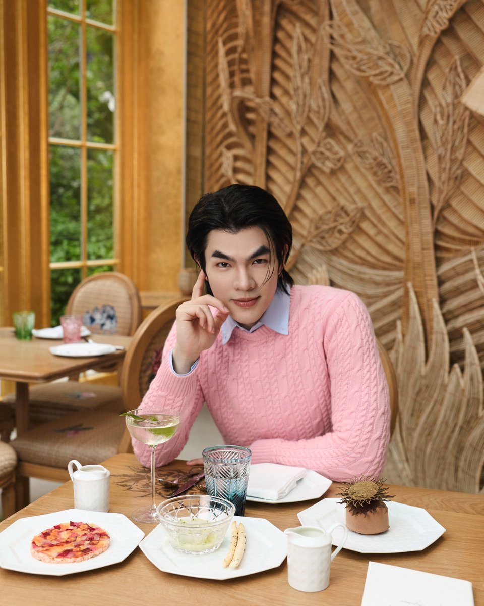 mintmag_th's tweet photo. เช็คอิน! 2 หนุ่ม #มายอาโป House Ambassador ของ Dior ชวนมาลิ้มลองเมนูใหม่ที่ผ่านการรังสรรค์จาก Mauro Colagreco เชฟหัวใจศิลป์ ที่   Café Dior สาขากรุงเทพ ณ Dior Gold House 💚

#MileApo 
#MilePhakphum #ApoNattawin 
#Dior 
#DiorGoldHouse
#MintNews https://t.co/2999XYvif6
