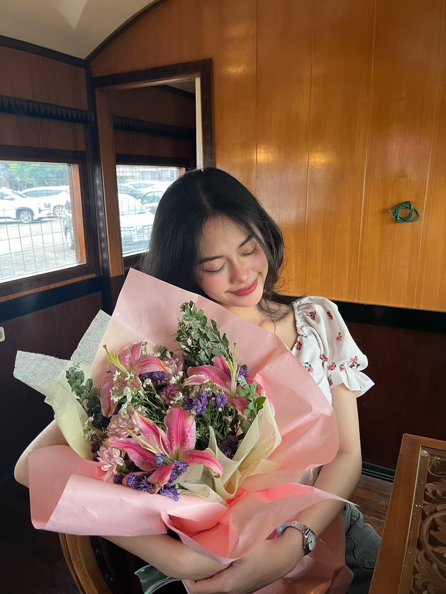 storieaz's tweet image. i love happy me