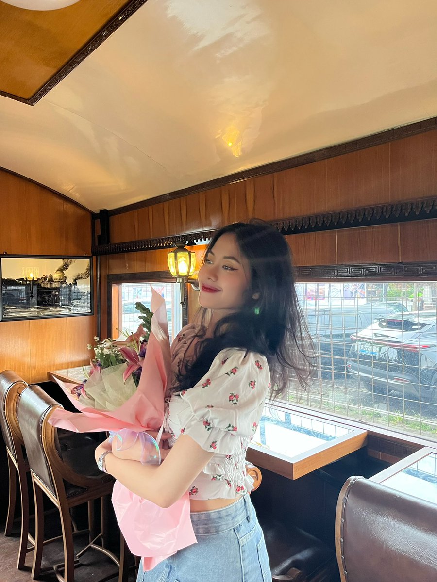 storieaz's tweet image. i love happy me