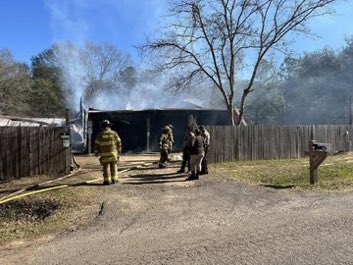 EastAfricaPulse's tweet image. 🚨 #BREAKING: Tragic house fire in Waskom, Texas, claims lives of 2 children; cause under investigation by State Fire Marshals. Father injured. Follow us @DnnPress for updates. #FireSafety #TexasFire #ChildSafety #DnnPress