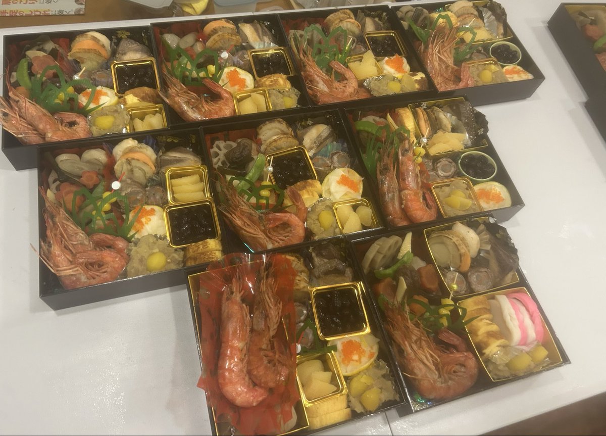 warakoro555's tweet photo. 今年最後のお仕事、おせちのご予約分、全て作り終えました。　徹夜作業も、幸せな時間でした❣️
家族で新年を迎える時に、笑心わらころのおせちを召し上がっていただけるのは、最幸です❣️❣️
心より感謝申し上げます。
笑顔いっぱいのお正月をお迎えください😊 https://t.co/PuK3xnfVK9