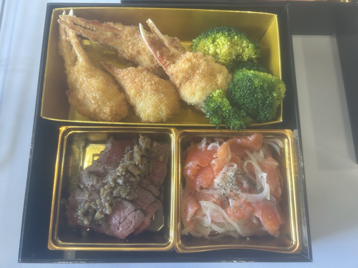 warakoro555's tweet photo. 今年最後のお仕事、おせちのご予約分、全て作り終えました。　徹夜作業も、幸せな時間でした❣️
家族で新年を迎える時に、笑心わらころのおせちを召し上がっていただけるのは、最幸です❣️❣️
心より感謝申し上げます。
笑顔いっぱいのお正月をお迎えください😊 https://t.co/PuK3xnfVK9