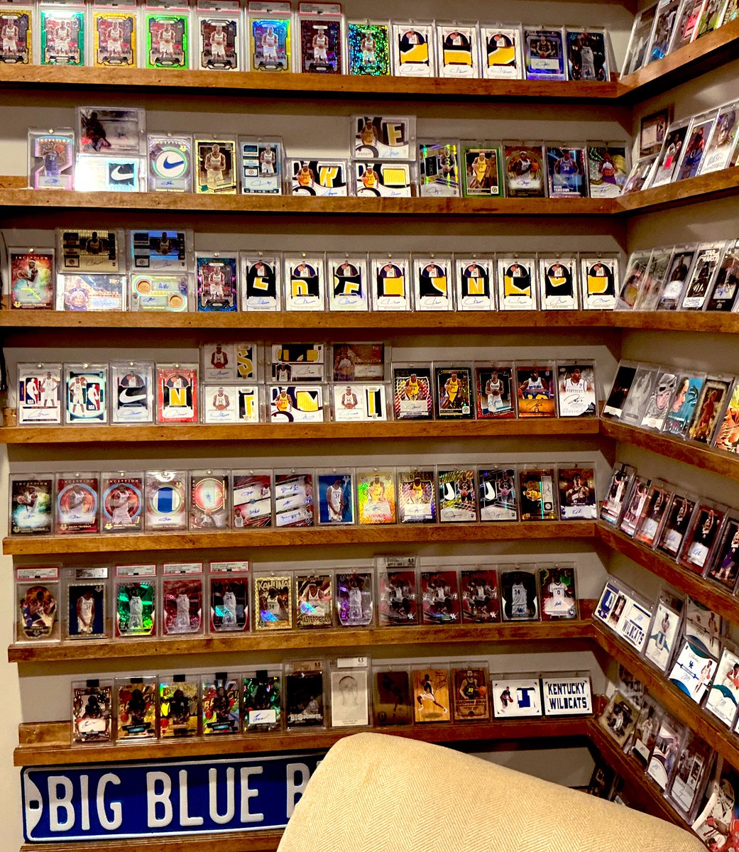 KentuckyCards's tweet photo. It’s not the whole collection but this is one of the walls in my office, the Big O Wall, almost as big as his hands, lol… https://t.co/tcsDVJ8RUk