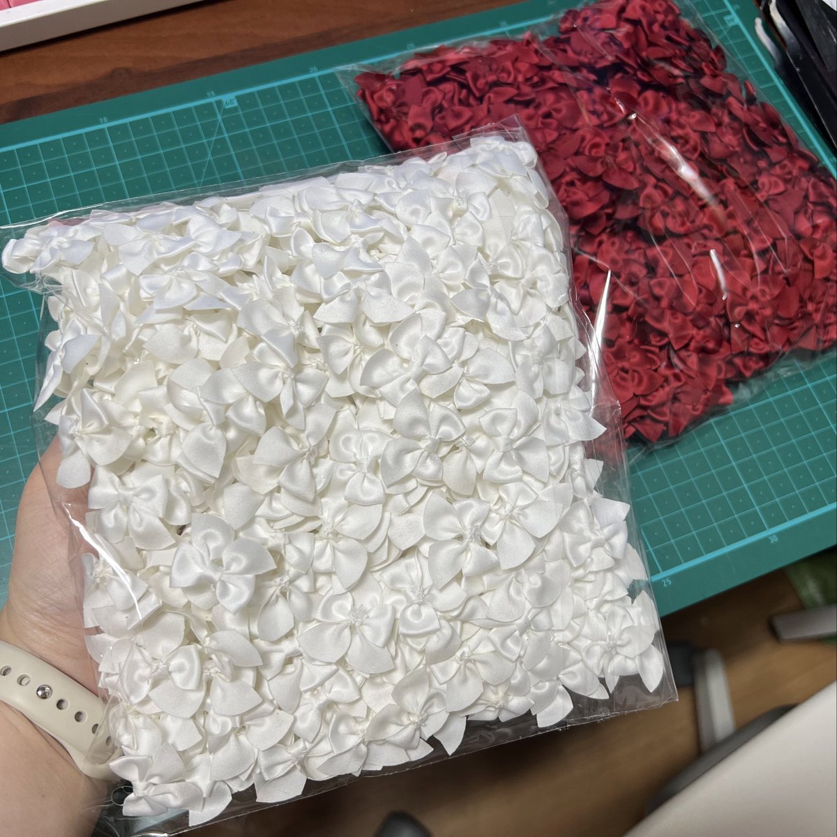 새틴 패브릭 리본 
레드❤️ 화이트🤍 추가되었습니다!

제작맡긴 리본이 작업완료되서
입고되었습니다!
한달 걸렸지만 예쁘게 잘 나온것 같아요☺️

레드는 살짝 진하고,
화이트는 기존그대로 따뜻한 느낌의
크림화이트 색이예요💕

helloshop0110.com/product/decora…