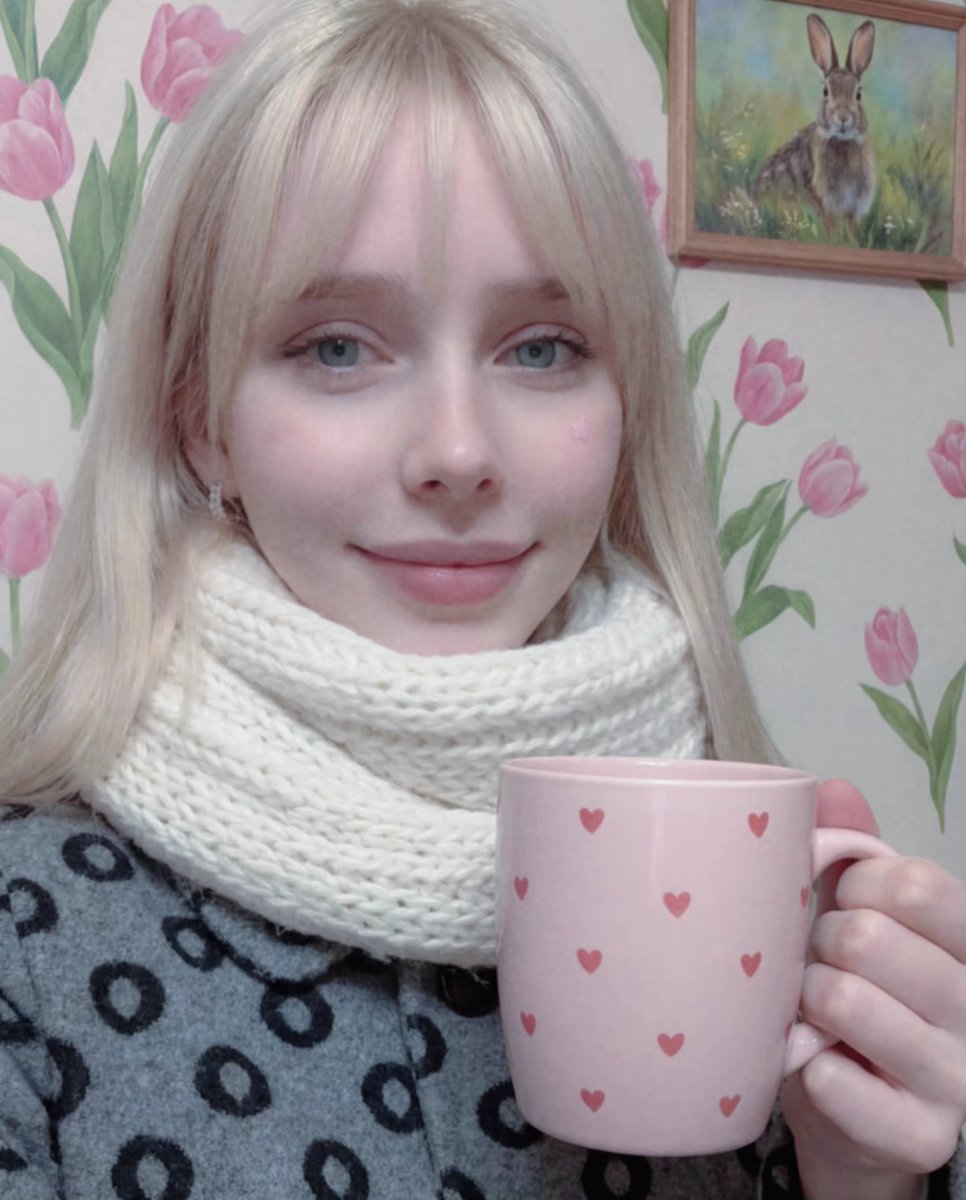 yuliyamakarovaa's tweet image. Guess the drink 🩷