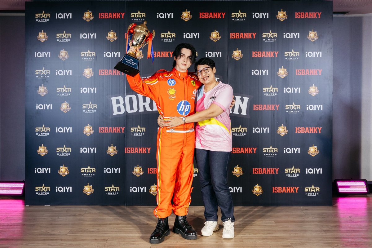 สมุดหน้าสุดท้ายของปี 2025 กำลังจะปิดลงในวันนี้ และสมุดหน้าใหม่ของปี 2026 กำลังจะเปิดขึ้น สิ่งที่ผ่านมาในปีนี้ไม่ว่าจะเป็นความสุข ความเศร้า เสียงหัวเราะหรือมีน้ำตา ขอให้มันผ่านไป ปีหน้าของให้เปิดมาด้วยสิ่งดีๆ เป็นปีของ มอส แบงค์ เราจะจับมือเดินทางต่อไปด้วยกัน หนูเดินหน้ากันไปเลยนะ