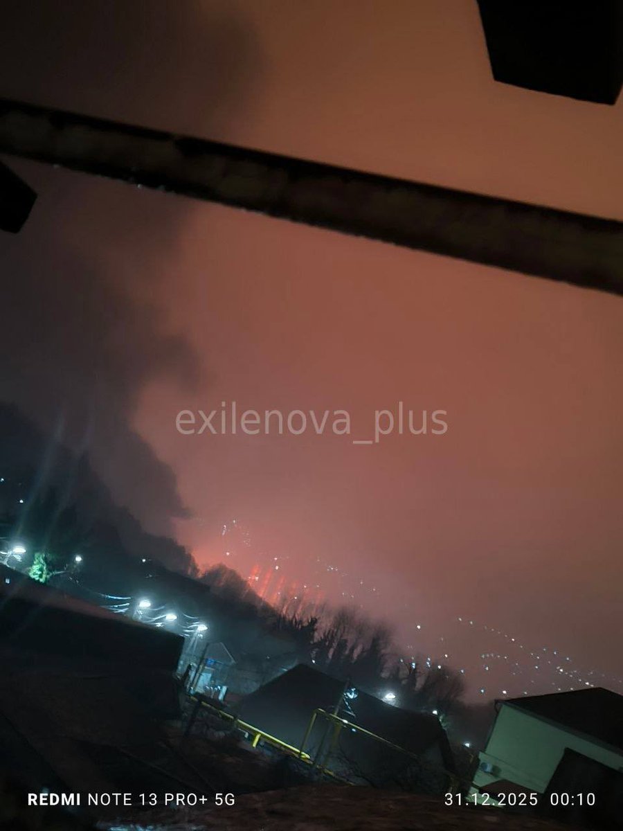 L_ThinkTank's tweet photo. [ 🇺🇦 UKRAINE | 🇷🇺 RUSSIE ] 

🔸 Vidéo de l’incendie en cours dû aux frappes de drones ukrainiens sur un dépôt pétrolier à Touapsé, en Russie.
 https://t.co/WPy7zHV42D