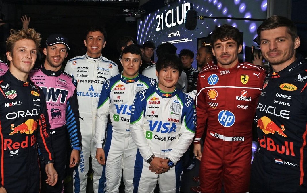 Charles Leclerc participando da foto de pilotos da Red Bull e ex pilotos da Red Bull só porque ele é casado com um deles e automaticamente vira um, ai...