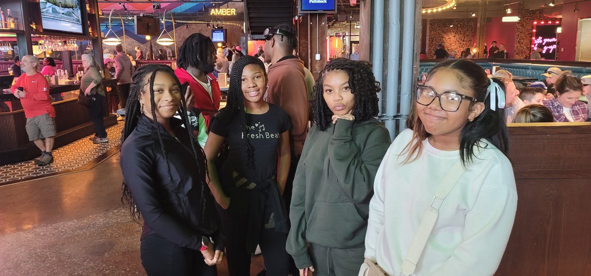 BlessedInSTL1's tweet photo. Life happens when you put your📱cellphone down. 🙂#qualitytime #fun #minigolf #smallgroup #sundayschool https://t.co/TbXP97f0G6