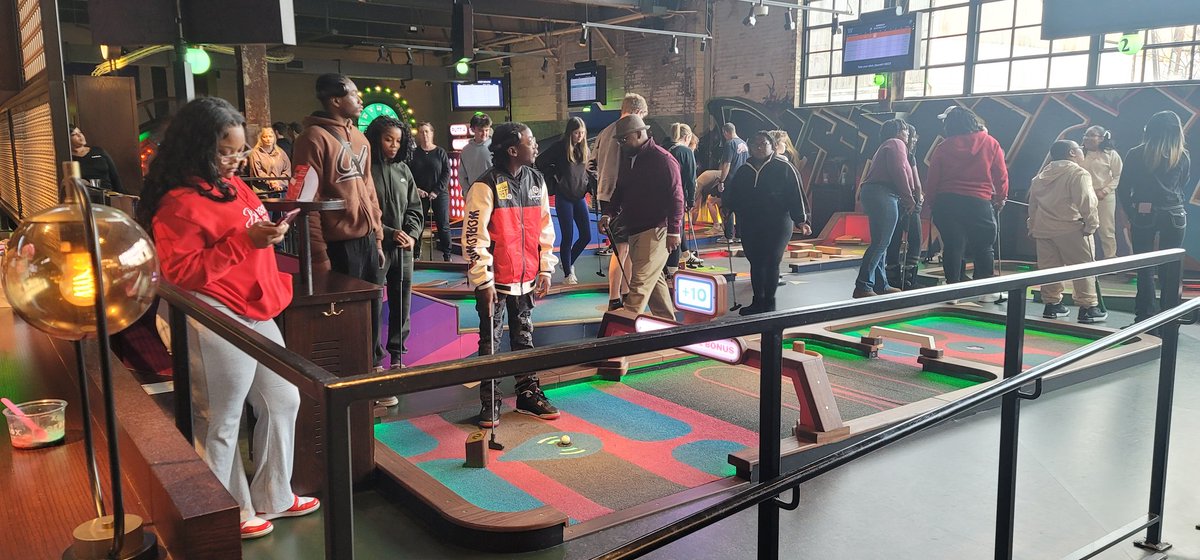 BlessedInSTL1's tweet photo. Life happens when you put your📱cellphone down. 🙂#qualitytime #fun #minigolf #smallgroup #sundayschool https://t.co/TbXP97f0G6