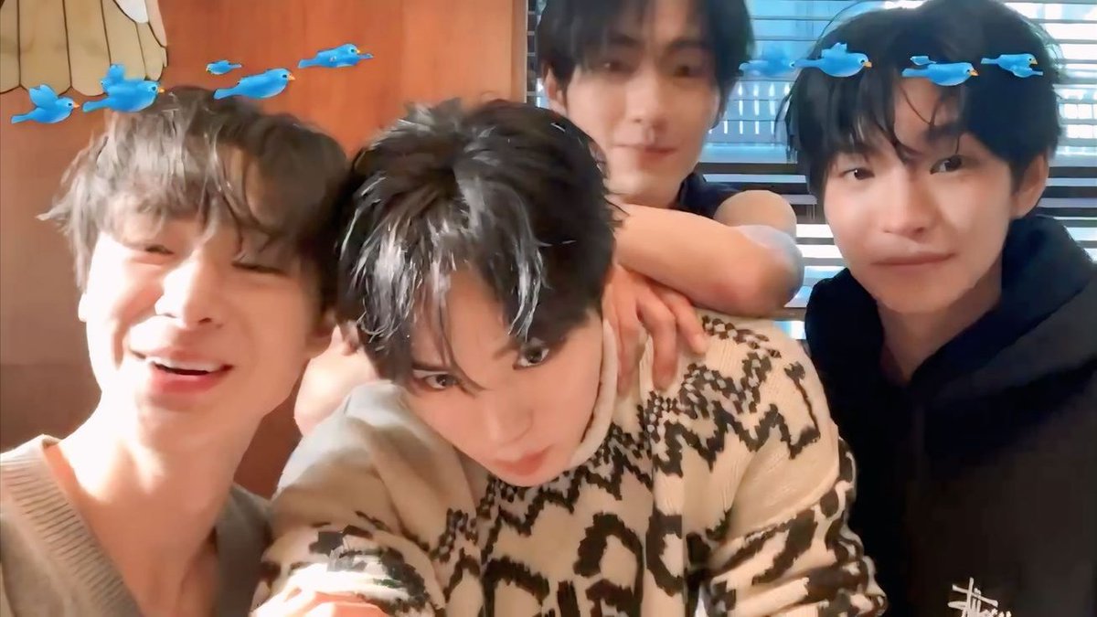 junseoink's tweet image. thank u 2025 for my precious family 🩵