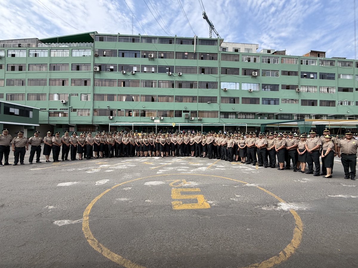 DIRCRIPNP's tweet photo. Este 30 de diciembre se realizó la Ceremonia de Imposición de Insignias de Mano a los Oficiales y Suboficiales PNP.

El Gral. PNP Carlos Augusto Vargas Mormontoy presidió el acto y destacó el trabajo pericial que sustenta cada ascenso, al servicio de la verdad y la justicia. https://t.co/GmnN7Qw5M0