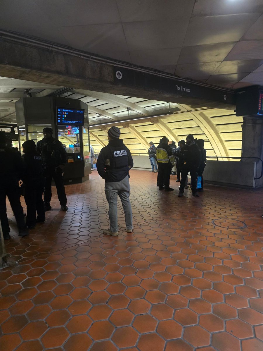 Hey <a href="/wmataGM/">Randy Clarke</a> — why is MTPD collaborating with Feds in the CoHi station for fare enforcement?? This is unreasonable and unnecessary. This needs to stop. #FamiliesNotFeds