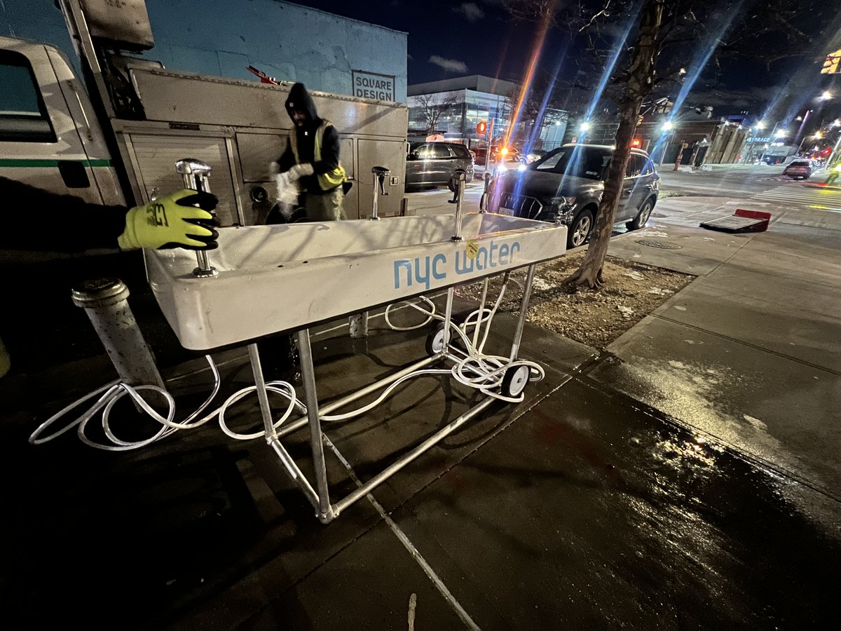 NYCWater's tweet photo. DEP is repairing a water main damaged by a contractor in #ParkSlope #Brooklyn, which requires an unscheduled water shutdown. A Water on the Go Fountain is at 1st St. and 4 Ave. for residents without water at 2nd St. between 4th and 5th ave and Carol St. between 4th and 5th Ave. https://t.co/kh2brBWcur