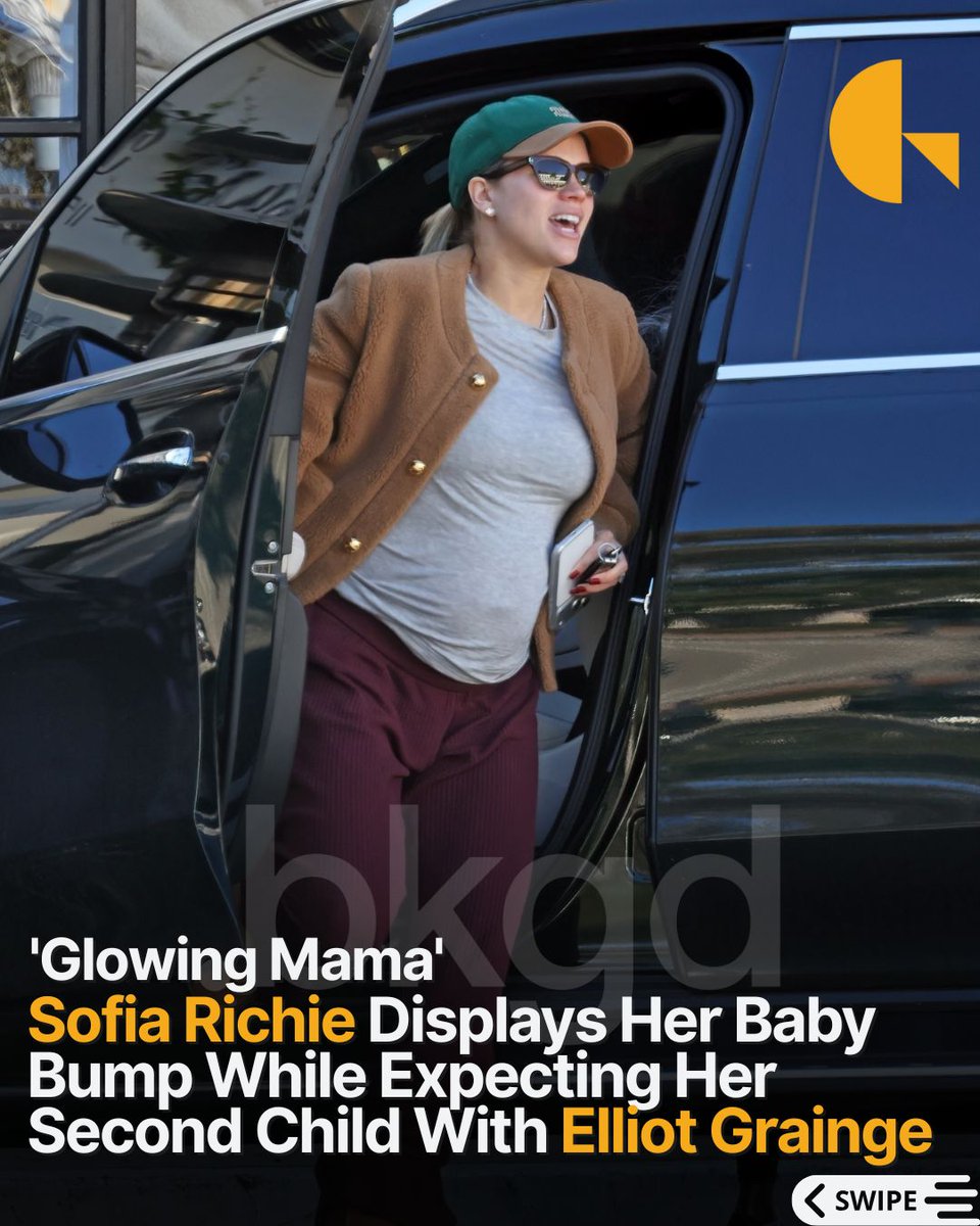 BackgridUS's tweet photo. #SofiaRichie shows off her growing baby bump during a casual Santa Barbara outing as the star expects baby number two with Elliot Grainge.

📷: NORTH-SUNSET / @backgrid_usa

For licensing inquiries, please email us at usasales@backgrid.com

#backgrid https://t.co/QnobVoteEK