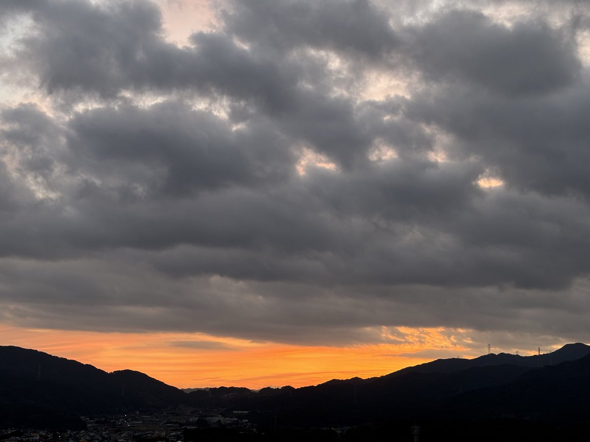 おはようございます😊
今日も感謝です🍀

お天気☁️☀️…今年も残すところ今日一日ですね😅
今年も沢山の「いいね」ありがとうございました🙇‍♀️🙇‍♀️
感謝です💕💕

では､､今日もよい一日を…❣️

#今年最後の朝焼け