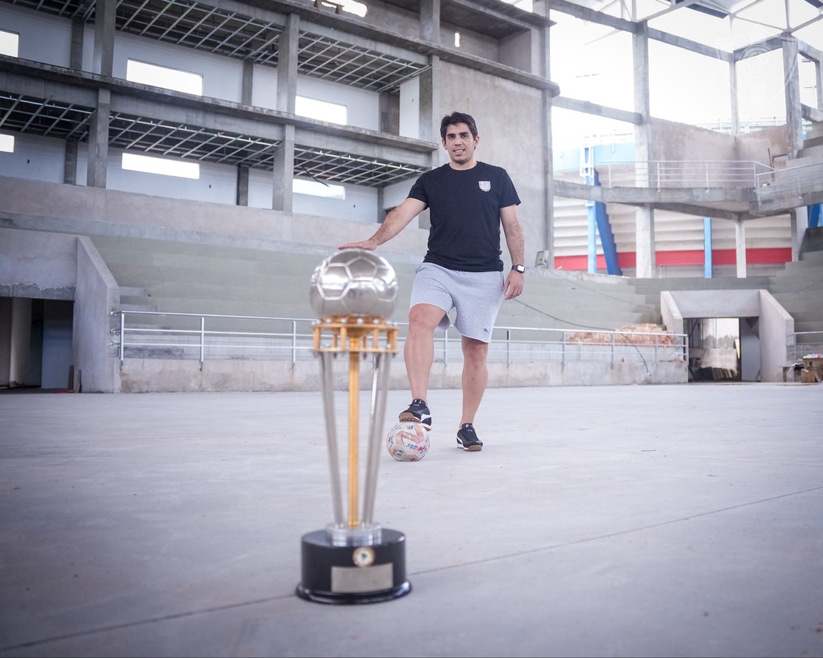 CerroFutsalFIFA's tweet photo. ¡El Gran Capi por el Barrio! 🫡🏟️

Nuestro Gran Capitán visitó las obras del nuevo Polideportivo y estuvo observando lo que será la nueva casa de… 

🔵🔴 #𝑳𝒐𝒔𝑫𝒖𝒆ñ𝒐𝒔𝑫𝒆𝒍𝑭𝒖𝒕𝒔𝒂𝒍 🏆🔟 https://t.co/ZRFtlvdsHw