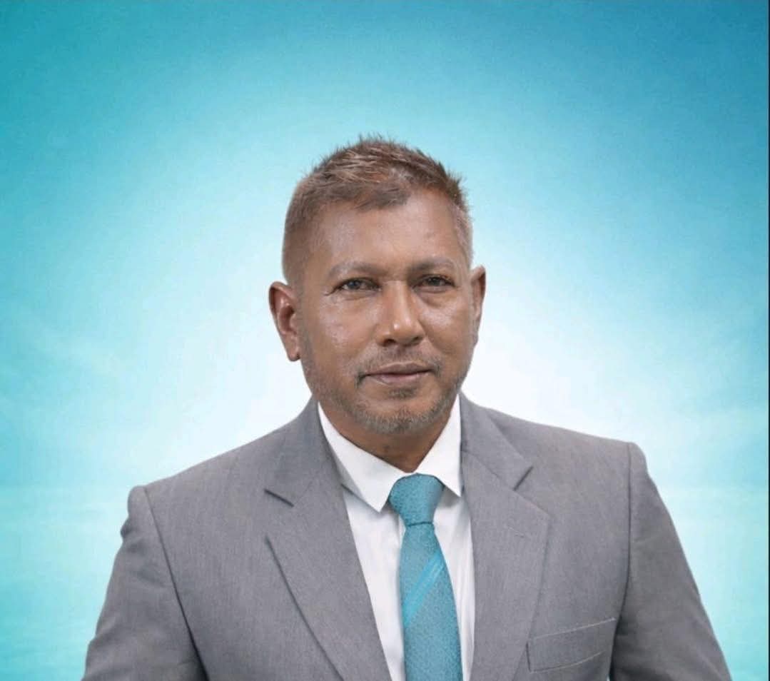 إِنَّا لِلّهِ وَإِنَّـا إِلَيْهِ رَاجِعُونَ

މުނިފޫހިފިލުވުމުގެ ދާއިރާއިން، ފިލްމު ޑައިރެކްޓް ކުރެއްވުމުގެ ރޮނގުން ޤައުމީ ޚިދުމަތުގެ އިނާމު ޙާޞިލްކުރައްވާފައިވާ ފަންނުވެރިއެއްކަމުގައިވާ ޢަބްދުލްފައްތާޙް ޢަބްދުލްޤައްޔޫމް އަވަހާރަވުމުގެ ހިތާމައިގާ، އެ ޢާއިލާއަށް ތަޢުޒިޔާ