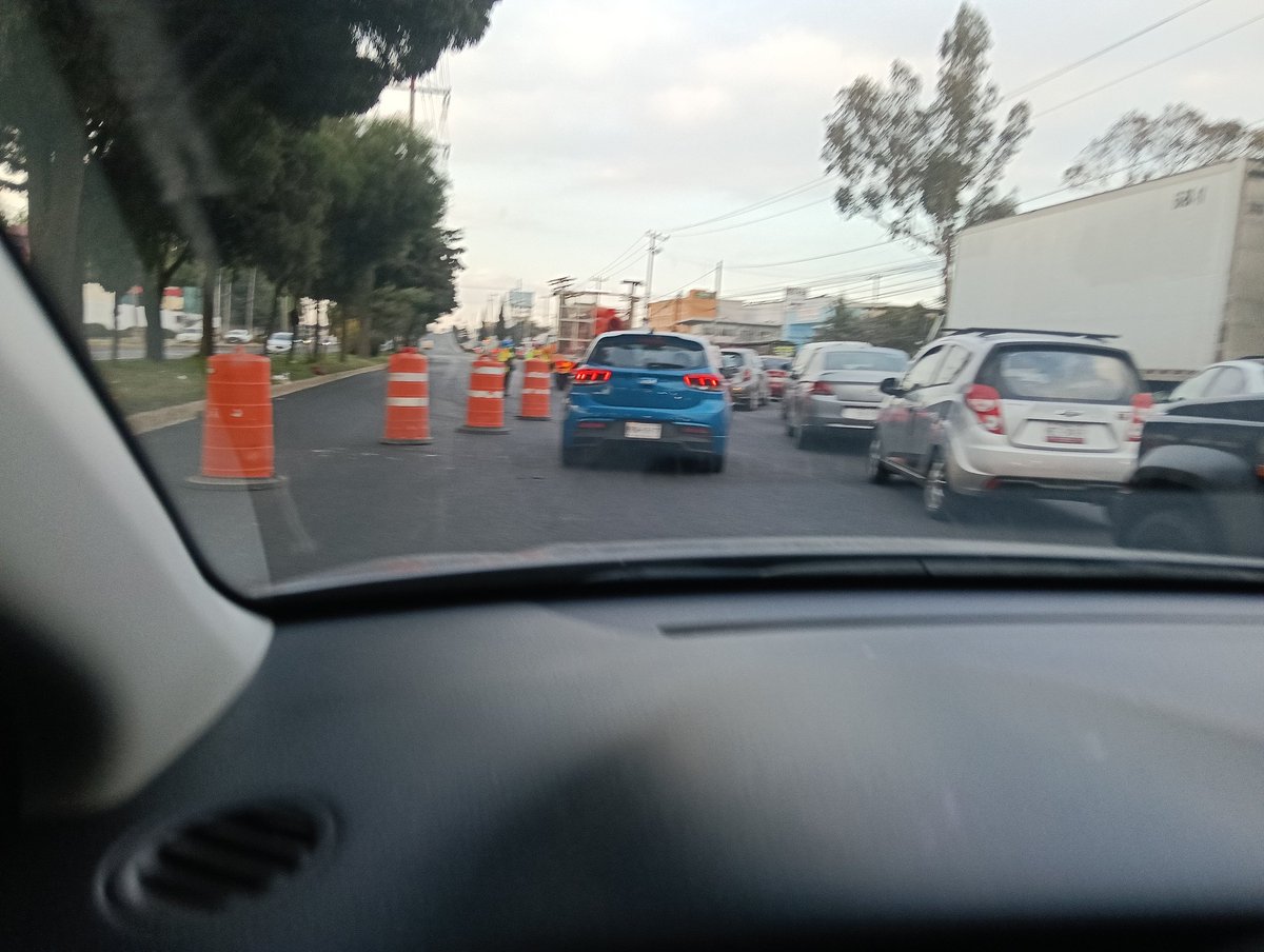 #AlertaVial
 Tome sus precauciones, cerrados carriles centrales de Bulevard  Aeropuerto en Toluca en el sentido hacia Santin, desvían tránsito a lateral.