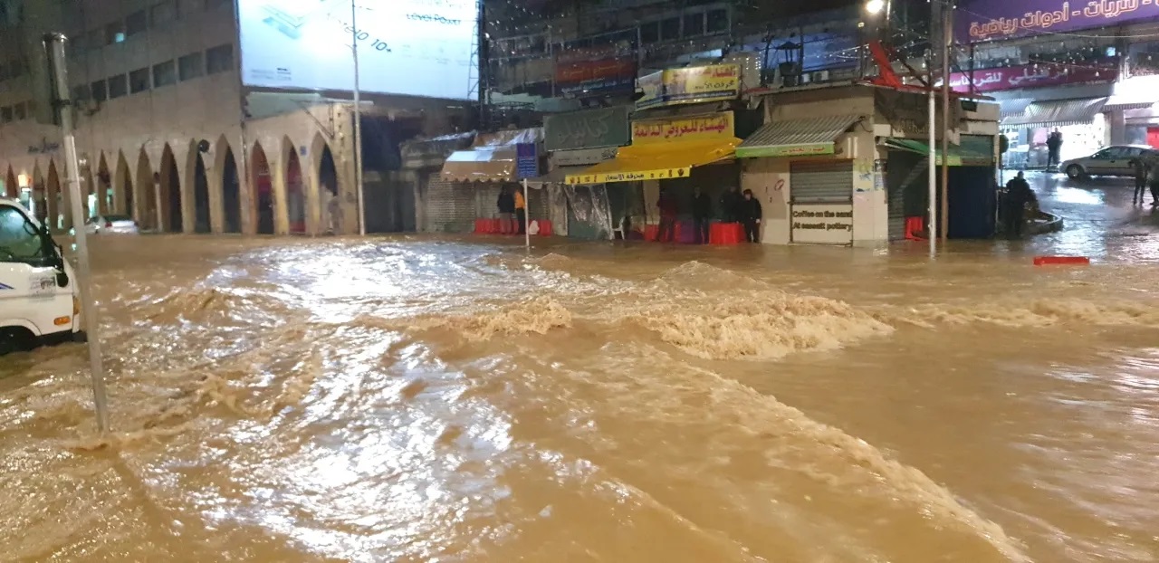 منخفض جوي يطرق أبواب الأردن الخميس: أمطار غزيرة، رياح نشطة، وتحذيرات واسعة 