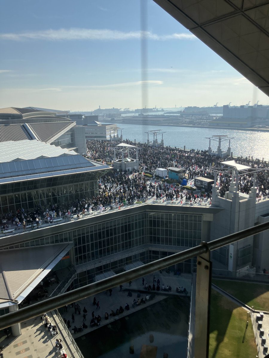 😱 ¡La #comiket107 reúne a 150 mil asistentes en su primer día!

En su 50 aniversario, miles de cosplayers y otakus acudieron a uno de los eventos de fans más grandes del mundo en Tokyo, dedicado a la venta de doujin.

Muchos mangakas se dieron a conocer aquí.