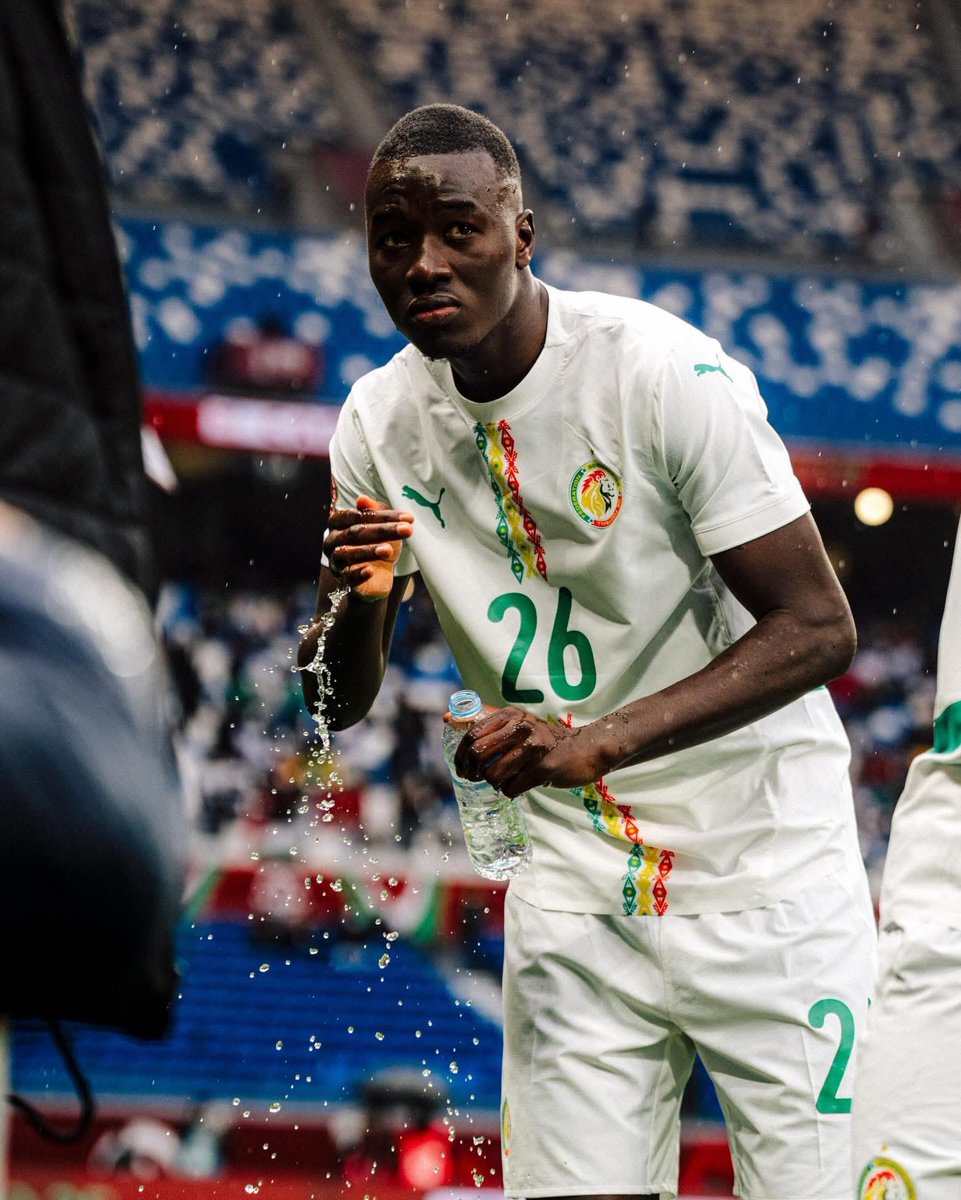 thedoofdakar's tweet photo. On termine la phase de groupes en beauté, invaincus et prêts pour les huitièmes.

Pape Gueye , c’est la pièce maîtresse de notre milieu.

Maintenant, comme promis, voici les résultats du jeu THEDOOF :

🏆 Pour les chaînes Sénégal édition limitée (les 2 commentaires/RT avec le plus de likes) :  
Félicitations à @Momo_Diaoune qui rafle LES DEUX places avec ses commentaires au top ! Frère, tu as dominé le game. Contacte-moi en DM pour les détails.

🏆 Pour le T-shirt THEDOOF 
 (meilleure définition de la philosophie de la marque) :  
C’est @AmathSylla1 qui l’emporte haut la main ! Ta définition était la plus fluide, la plus naturelle et elle a parfaitement capturé l’esprit THEDOOF. Bien joué, tu as tout résumé à la perfection. DM moi aussi !

Merci à tous pour votre énergie folle, vos likes, RT et commentaires. Vous avez fait vibrer ce post comme les Lions sur le terrain.
