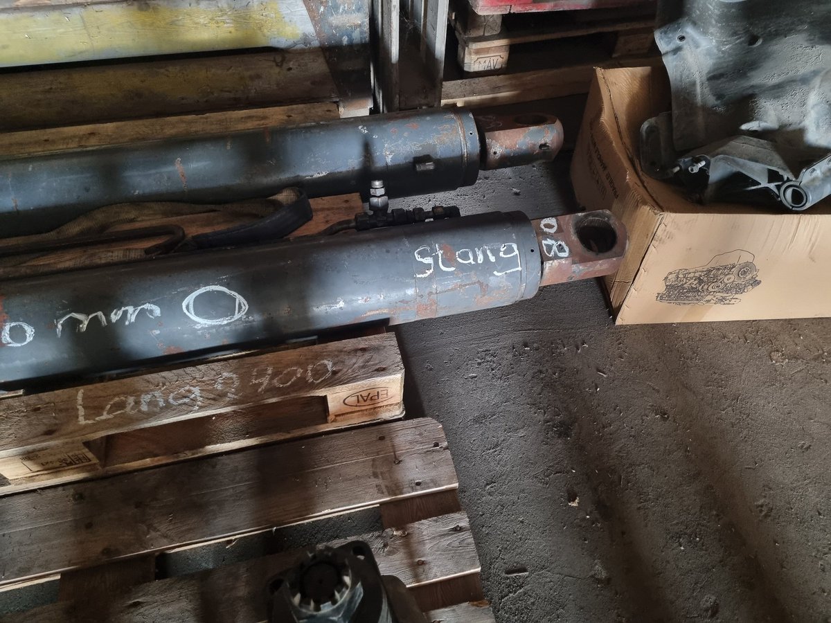 NLTransport's tweet photo. Te koop: 3x hydrauliekcilinder, komt van haakarmsysteem, tel 06-52335777 https://t.co/14MIM8AOOB