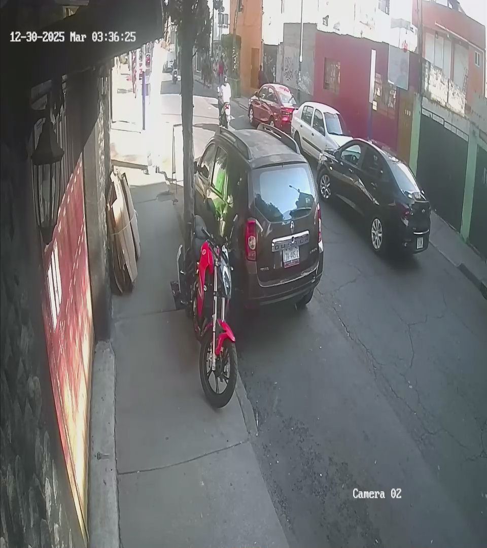 MiniBere's tweet photo. @Uber_MEX tu conductor me robó 15 mil pesos en producto de un viaje. No espero ni un minuto y argumenta que entrego en otro domicilio. Exijo que me devuelva mis productos. Se detuvo unos segundos y se fue https://t.co/N8nqqNQ5uR