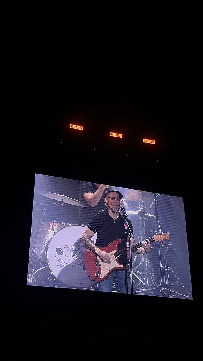 Hay canciones que caminan con los zapatos gastados.
Que no presumen de cielo pero saben tocarlo despacio.

Seguir rodando, aunque duela.

El rock suena a madrugada, a bar vacío y luz de neón.
A seguir buscando respuestas aunque no exista la razón.
Siempre <a href="/FitipaldisRock/">Fito&Fitipaldis</a> ❤️‍🔥