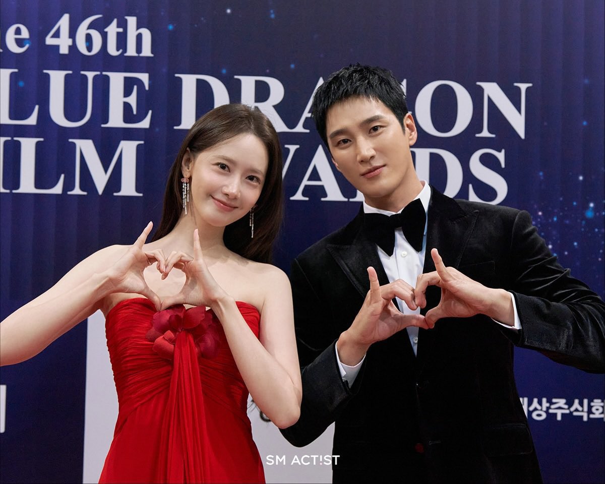 ordinarynojaem's tweet photo. Ahn Bohyun mentioned Lim YoonA on his latest interview regarding winning Best New Actor on Blue Dragon Film Awards🥹

“YoonA told me she almost cried while listening to my acceptance speech. She congratulated me so much, and after the awards ceremony, she even sent me a long message saying, ‘Because you were there, this film was able to wrap up so well, and you were such a wonderful (acting) partner to me.’ When I first met YoonA through this project, her presence was so strong that I felt nervous. Girls’ Generation was a source of energy during my military service, and YoonA was such an iconic center figure. I was cautious and felt a lot of pressure. But after working with her, I realised she isn’t just beautiful on the outside, she’s beautiful on the inside as well. She never fails to send gifts during the holidays, and she has such genuine warmth and humanity. How could you not become close to someone like that? She feels more like a long-time friend than many other actors, and being so comfortable with her is probably why the chemistry in ‘Pretty Crazy’ turned out the way it did. If I ever get the chance in the future, I would really love to meet her again and act together in another project.”