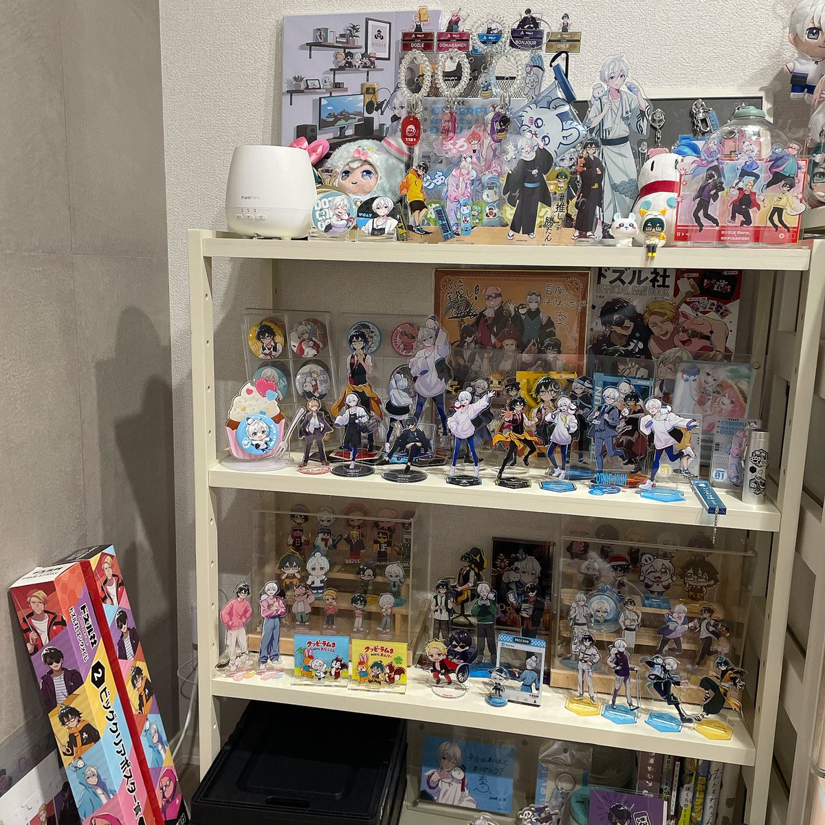 推し活棚も大掃除完了🧹 今年から2部屋に分けて 飾ってるんだけど もう