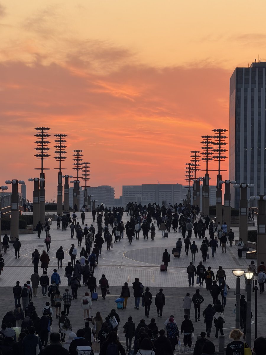 夕暮れに消えていくオタクの群れ #C107 #iPhone17ProMax