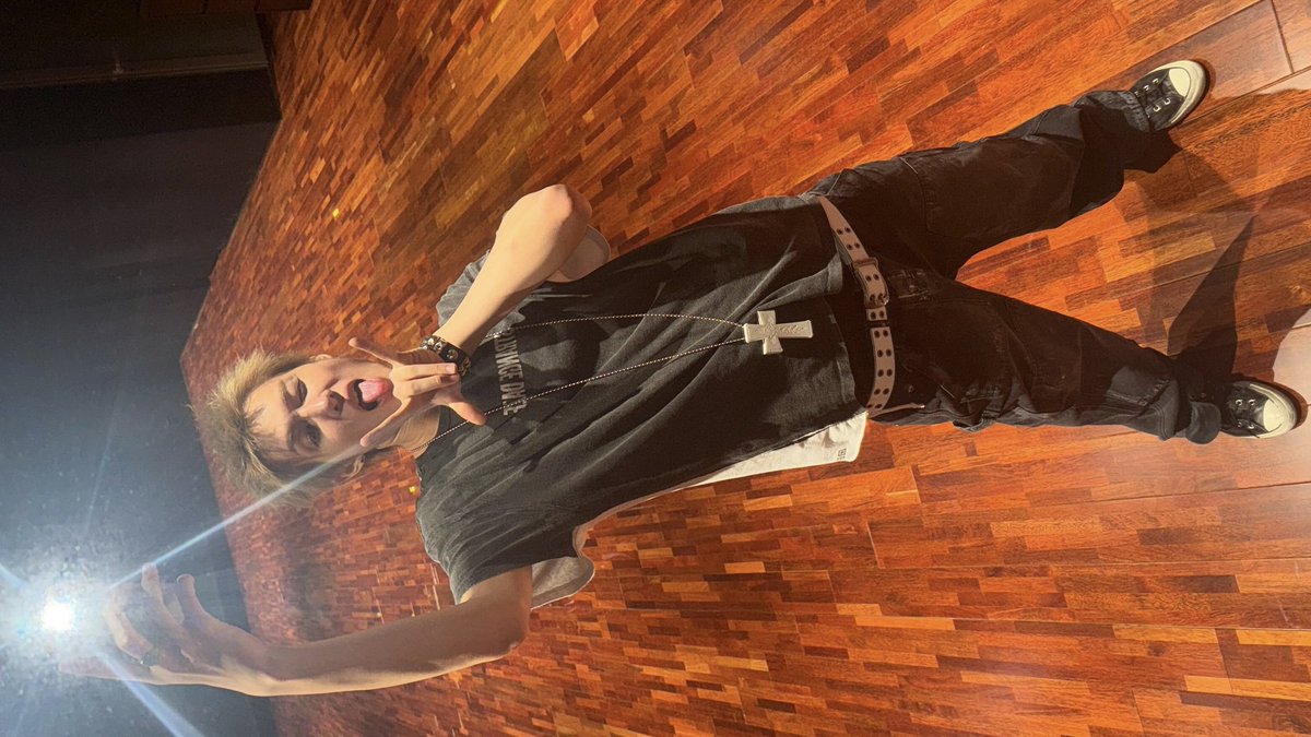 cortisrecords's tweet image. martin and his love for practice room mirror selfies