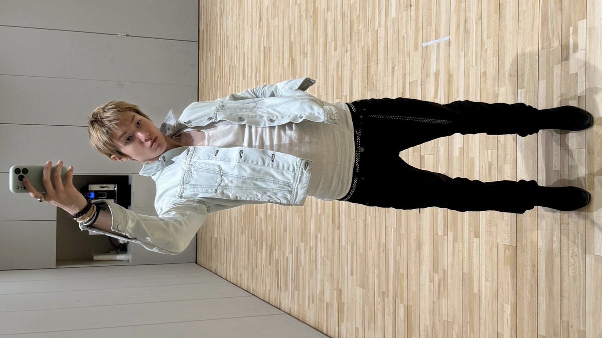 cortisrecords's tweet image. martin and his love for practice room mirror selfies