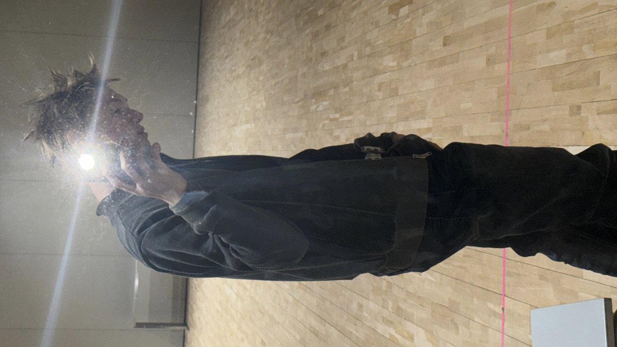 cortisrecords's tweet image. martin and his love for practice room mirror selfies