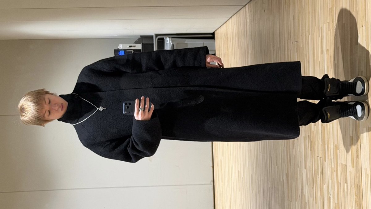 cortisrecords's tweet image. martin and his love for practice room mirror selfies