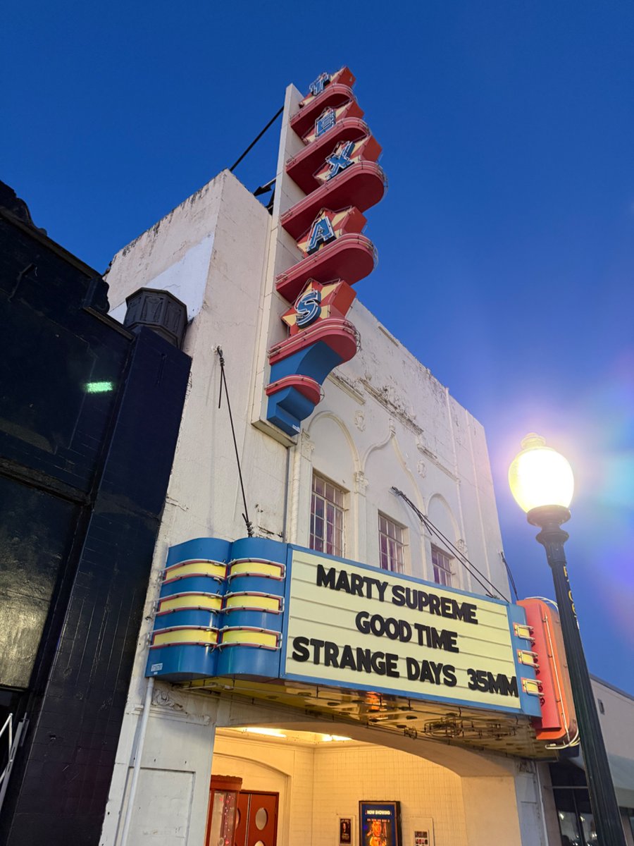 EvanGordon's tweet image. Barely had the time to see any movies this month (by my own admittedly ridiculous standards) but I am seated at the best theater in the world for a Good Time x Strage Days double feature