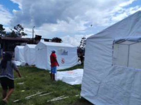 COENPeru's tweet photo. 📢 Loreto: el gobierno local realiza la entrega de bienes de ayuda humanitaria a las familias damnificadas a causa del #IncendioUrbano registrado esta madrugada en el distrito de Belén, provincia de #Maynas. Las familias vienen pernoctando en las carpas instaladas por la autoridad edil.