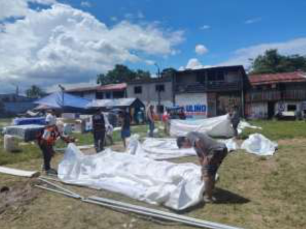 COENPeru's tweet photo. 📢 Loreto: el gobierno local realiza la entrega de bienes de ayuda humanitaria a las familias damnificadas a causa del #IncendioUrbano registrado esta madrugada en el distrito de Belén, provincia de #Maynas. Las familias vienen pernoctando en las carpas instaladas por la autoridad edil.