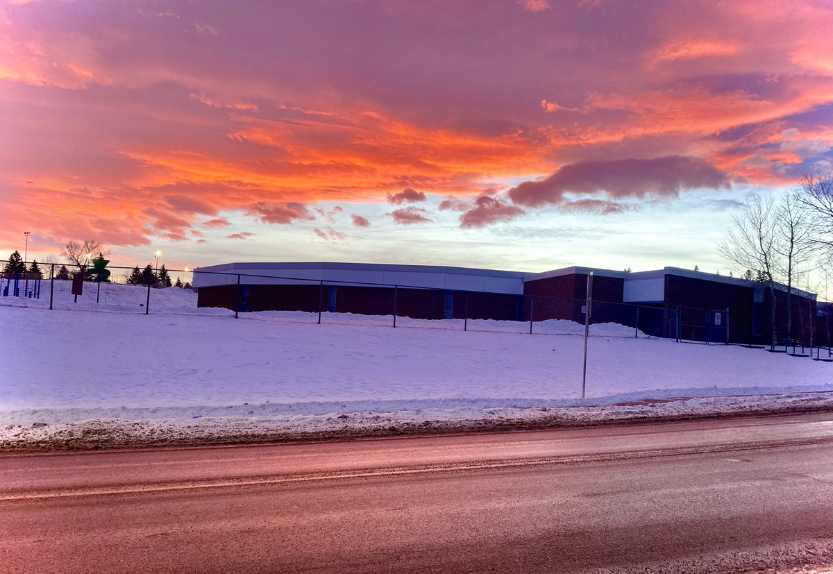 Finally have a beautiful chinook sunset in Calgary tonight! Out my front door 😊