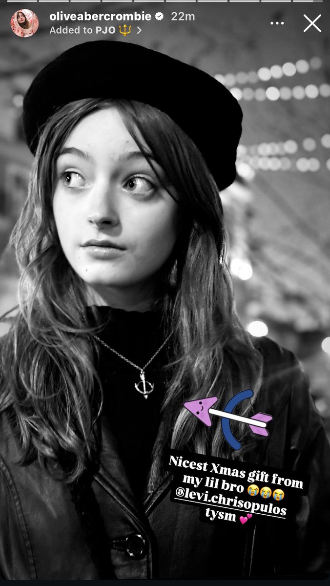 diangelart's tweet photo. levi gifted olive a bow and arrow necklace for christmas 😭😭😭❤️❤️ https://t.co/WQI5X5wYHE