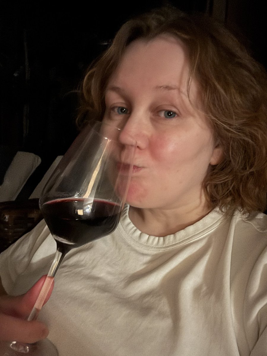 second_touch's tweet image. Мне 37 лет. У меня есть лишний вес, лишние мысли и целлюлит. У меня есть седые волосы, растяжки, птср, адская тревожность и совет психолога  помочь себе фармой. Я не использую косметику и фильтры. И да, я считаю пришло время

open.spotify.com/track/70bKvRcT…