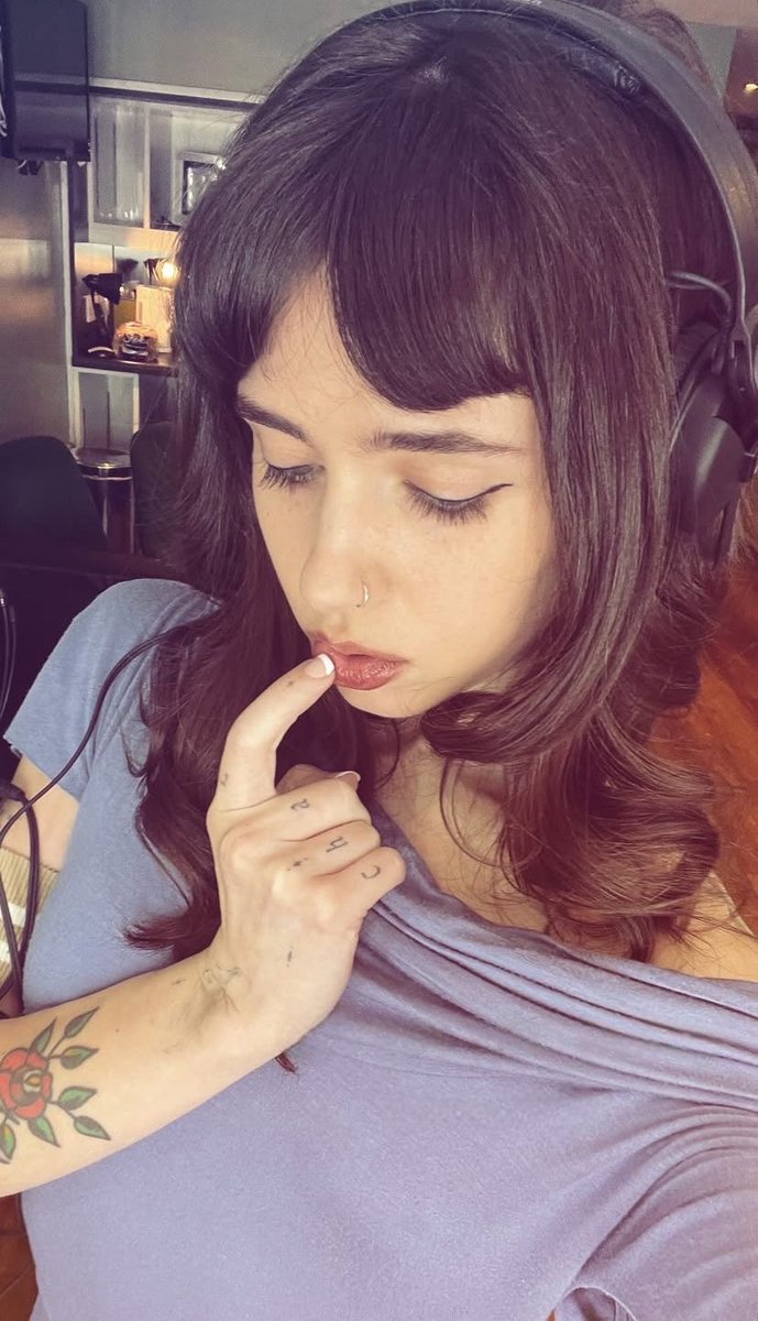 gunsnally's tweet photo. Ela é minha namorada https://t.co/U4GjO0eKSE