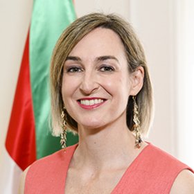 Gaur Euskadi irratian Maria Ubarretxena sailburuak esan dau euskarak seduzitu, erakarri, maitemindu ein bidabela

Gero lege kontu batzuk azaltzen hasi da ta segituan "baina BERRIZ DIOT, euskarak seduzitu, maitemindu, erakarri egin behar du"

Ta hemen tranpa handi bat dago
🧵
1/15