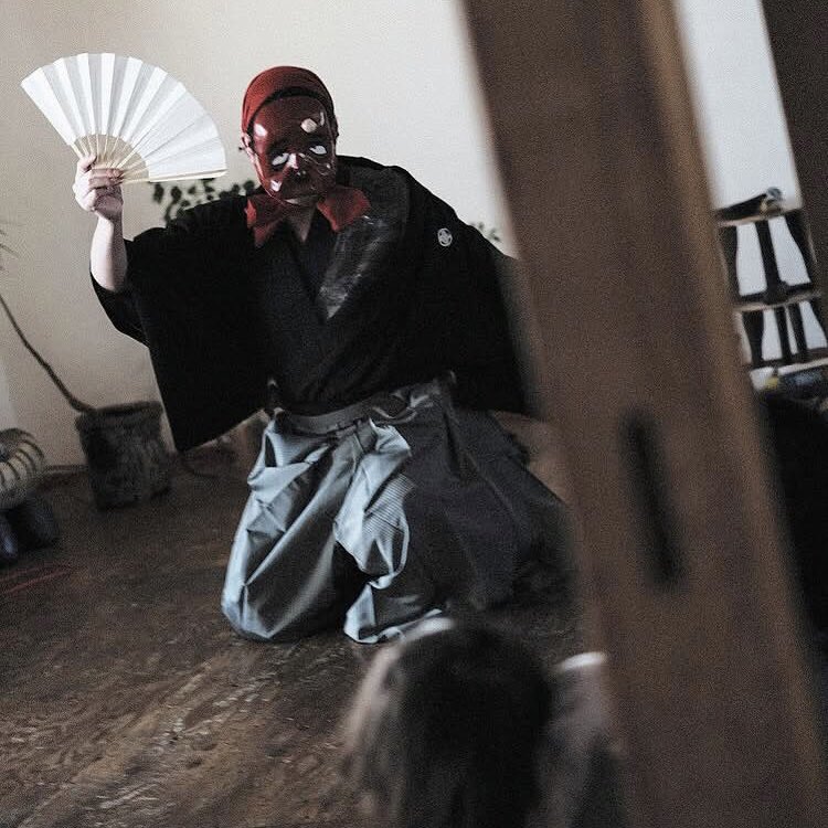 nabeco9's tweet photo. 🎍『寿ぎ』出演者ご紹介🎍
2026年1月1日 その①
【斎藤ぽん(にゃんとこ)】
秋田県に伝わり、お正月に人々の長寿•繁栄•ご多幸を祈念するため家々を周りながら披露されていた祝福芸「秋田萬歳」を取材し、復刻を行なっている萬歳師。現代の『漫才』のルーツもわかるかも👥❓ https://t.co/ubZCRvBvmc