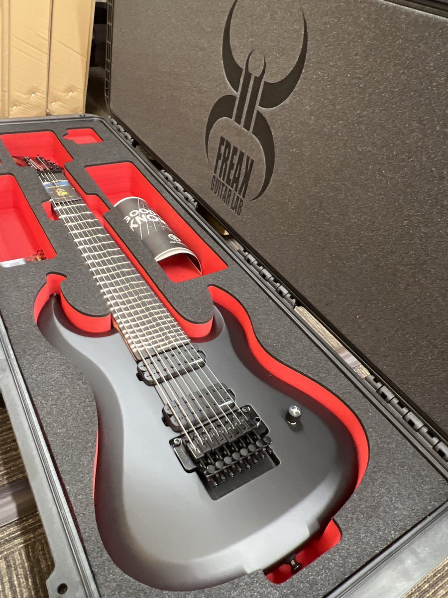 年末ギリギリに初入荷のULV 8BLACK🔥
国内一本のみ、世界でも現在迄に10本作られて無いギターです。
う〜ん、マットブラック塗装になると一気に印象が変わりますね。

1月5日から順次サイトにアップします♪
#FreakGuitarLab 
#Zanshin_Musical_Instruments