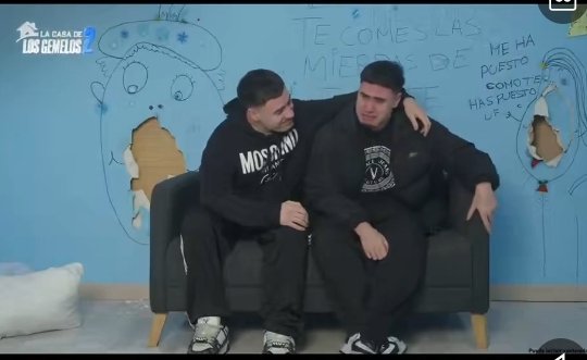 locrack's tweet image. #LaCasaDeLosGemelos2D23 
Estos dos chavales han puesto a bailar a todas las TV .
HONOR
